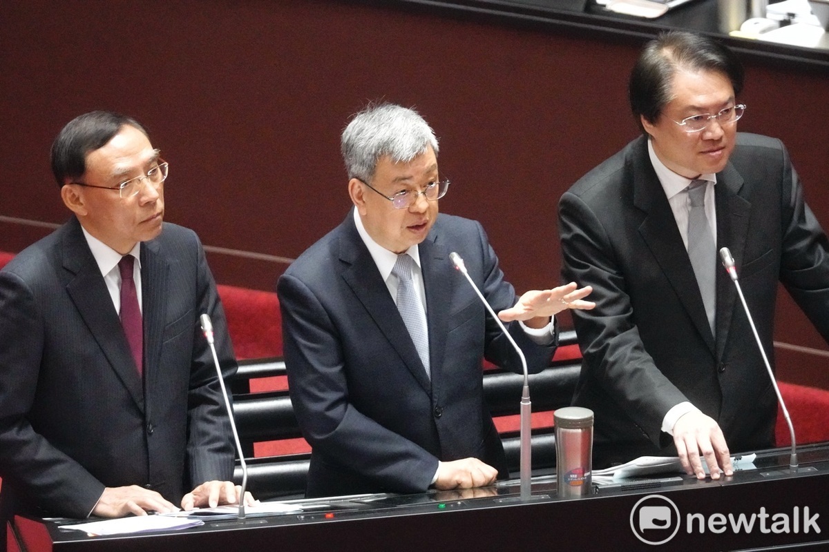 行政院長陳建仁、內政部長林右昌、法務部長蔡清祥在立院院會備詢。 圖：張良一/攝