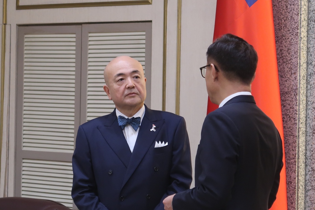 日本台灣交流協會台北事務所代表片山和之(左）與立法院副院長江啟臣閒聊 圖：林朝億/攝
