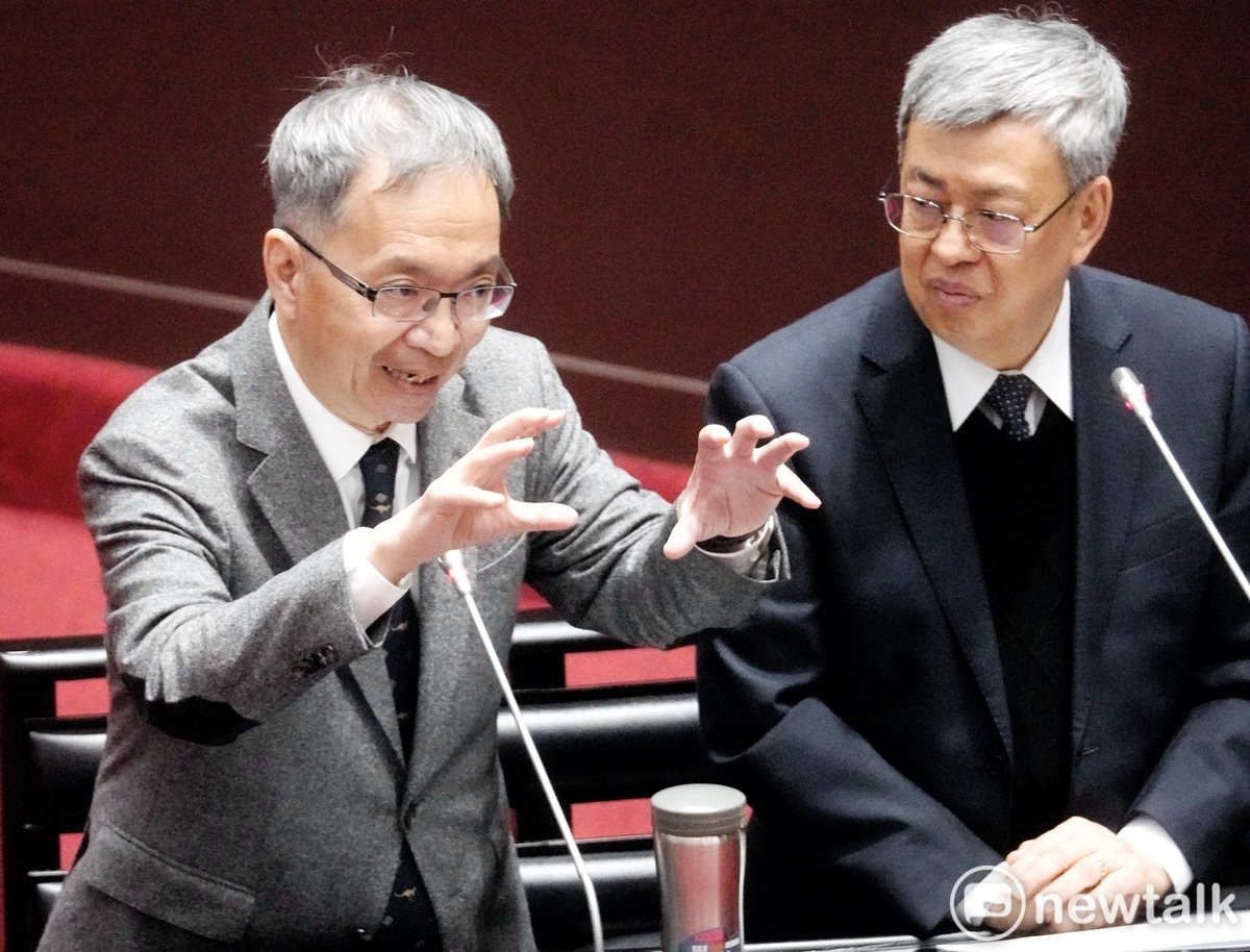 行政院長陳建仁、衛福部長薛瑞元在立院院會備詢。 圖：張良一/攝