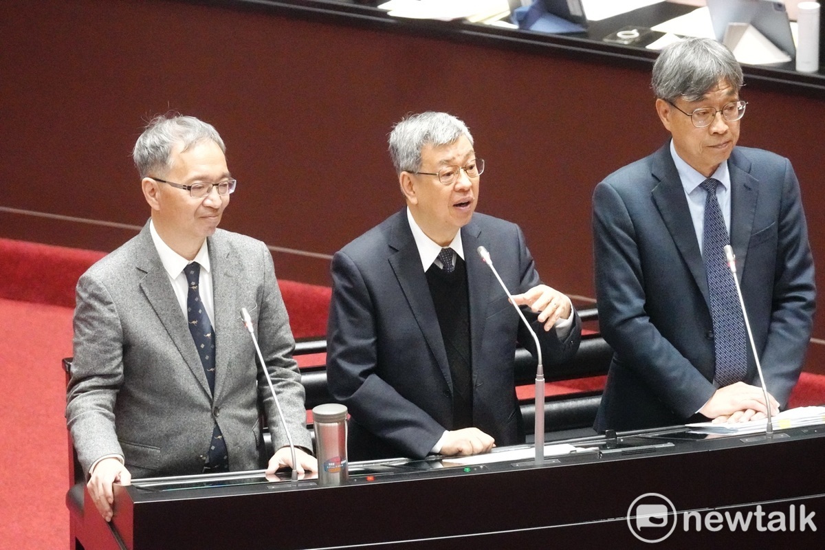 行政院長陳建仁（中）、農業部長陳駿季（右）、衛福部長薛瑞元（左）在立院院會備詢。 圖：張良一/攝