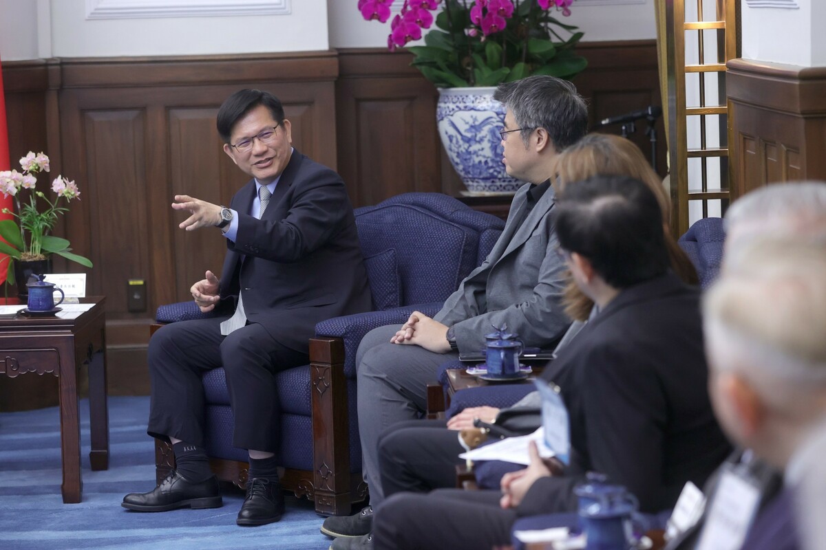 總統府秘書長林佳龍回憶過去與Uber、計程車業者溝通過程，強調政府須以創新政策思維來協助產業升級。 圖：總統府提供