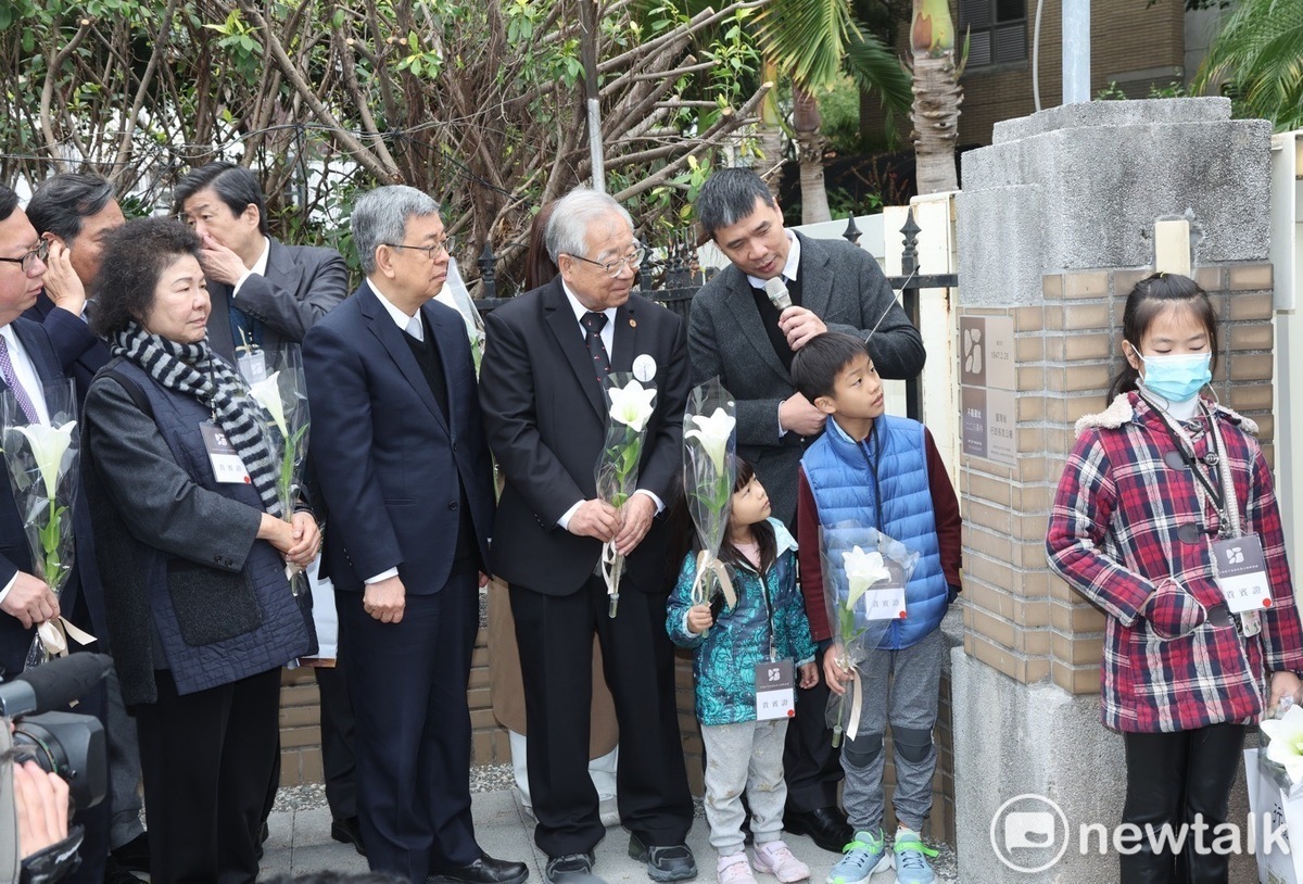 在解說員的帶領下，陳建仁院長和關心228事件的「臺灣史阿娘餵協會」所帶來的小朋友參觀三處不義遺址，現場也有出席貴賓獻上百合花紀念。 圖：張良一/攝