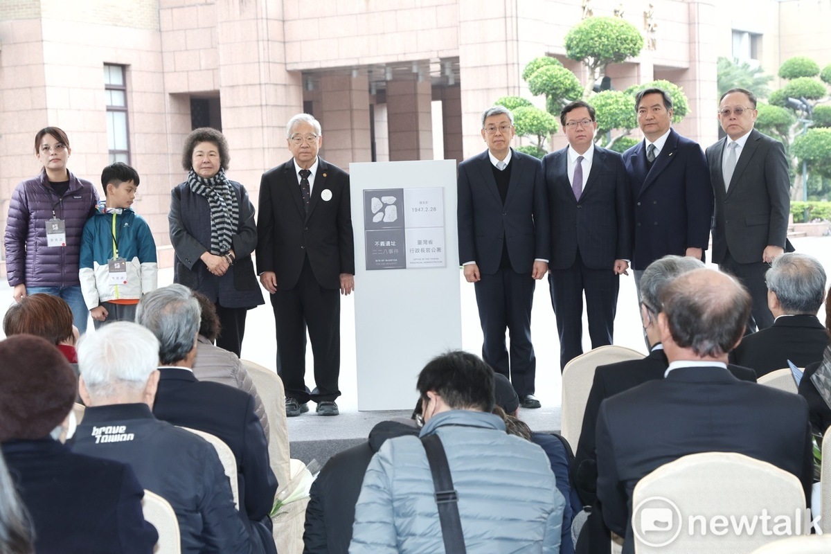 行政院建築被公告為不義遺址，行政院設立標示說明，今天在行政院中央大樓前廣場舉行揭牌儀式，院長陳建仁（右四）和副院長鄭文燦（右三）主持揭牌儀式，監察院長陳菊（左三）身兼國家人權委員會主委也到場觀禮。（圖左四為228受難家屬、台灣二二八關懷總會理事長王文宏） 圖：張良一/攝