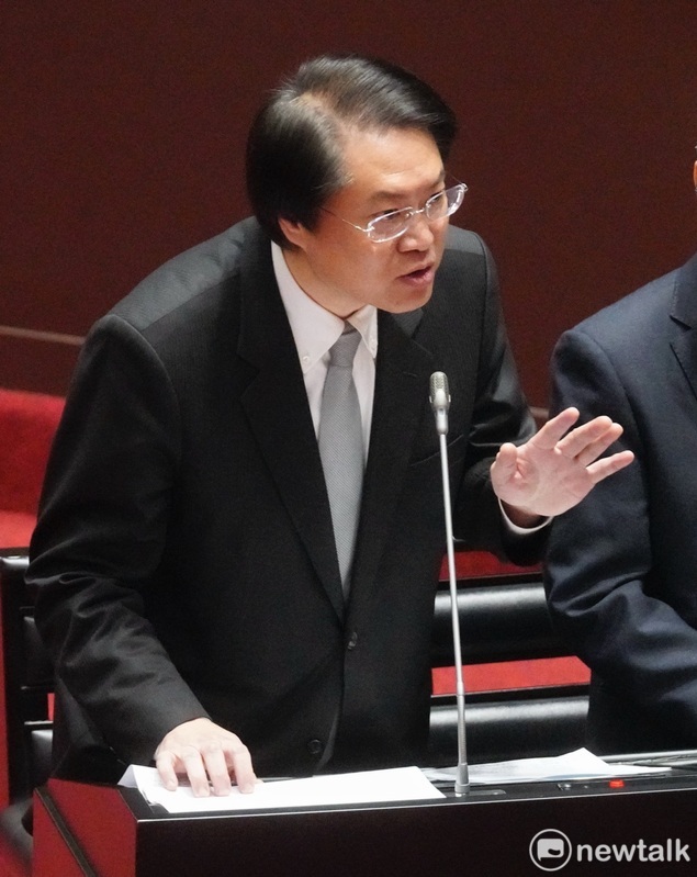 內政部長林右昌在立院院會備詢。 圖：張良一/攝。