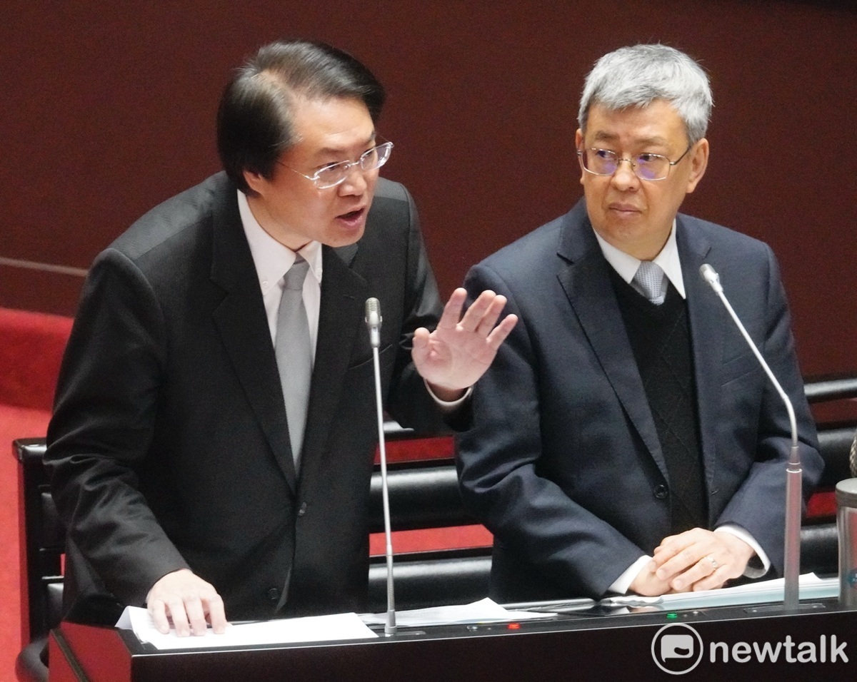 內政部長林右昌（左）今（27）天上午在立法院院會備詢。 圖：張良一/攝