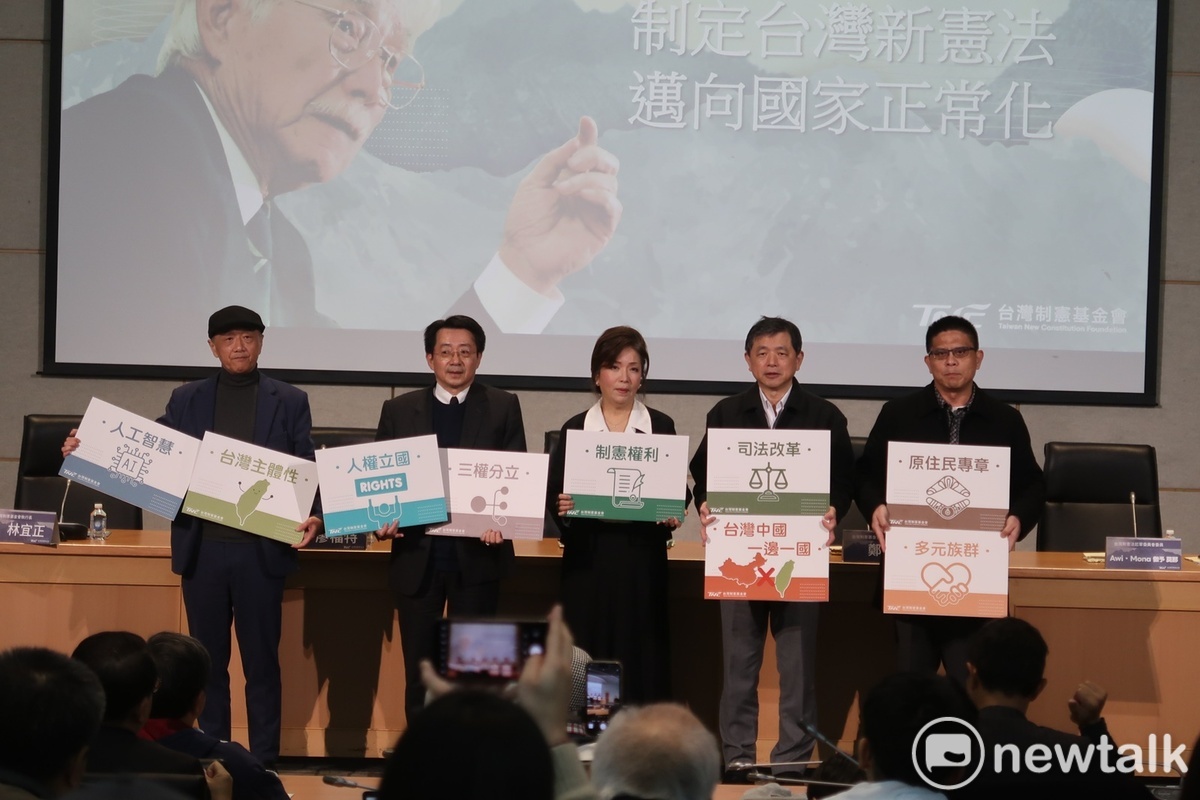 台灣制憲基金會27日發佈台灣新憲法草案，由左至右為基金會執行長林宜正、草案召集人廖福特、基金會董事長王美琇、起草委員鄭文龍 圖：林朝億/攝