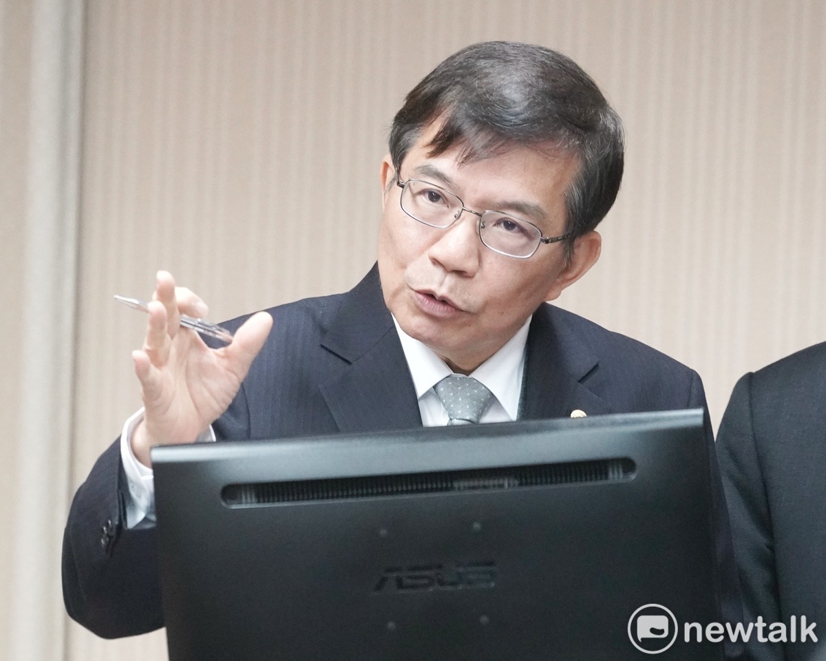 交通部長王國材表示，3到5月約有4000團、10萬名旅客可如期赴陸，至於6月以後要視中國的善意調整。 圖：張良一／攝