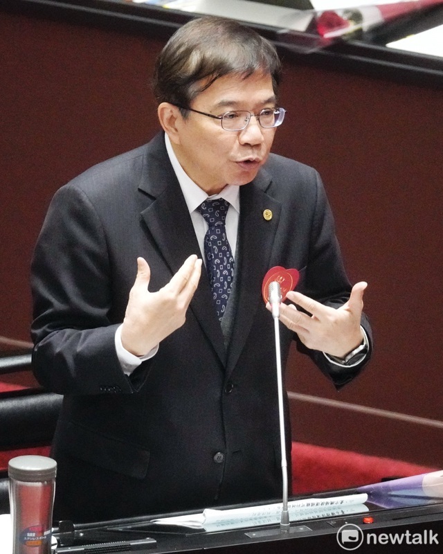 桃園機場南跑道3月3日歲修導致大塞機，傳董事長楊偉甫、總經理范孝倫自請處分對此，對此王國材回應，懲處名單將在下午公布。 圖：張良一／攝 (資料照)