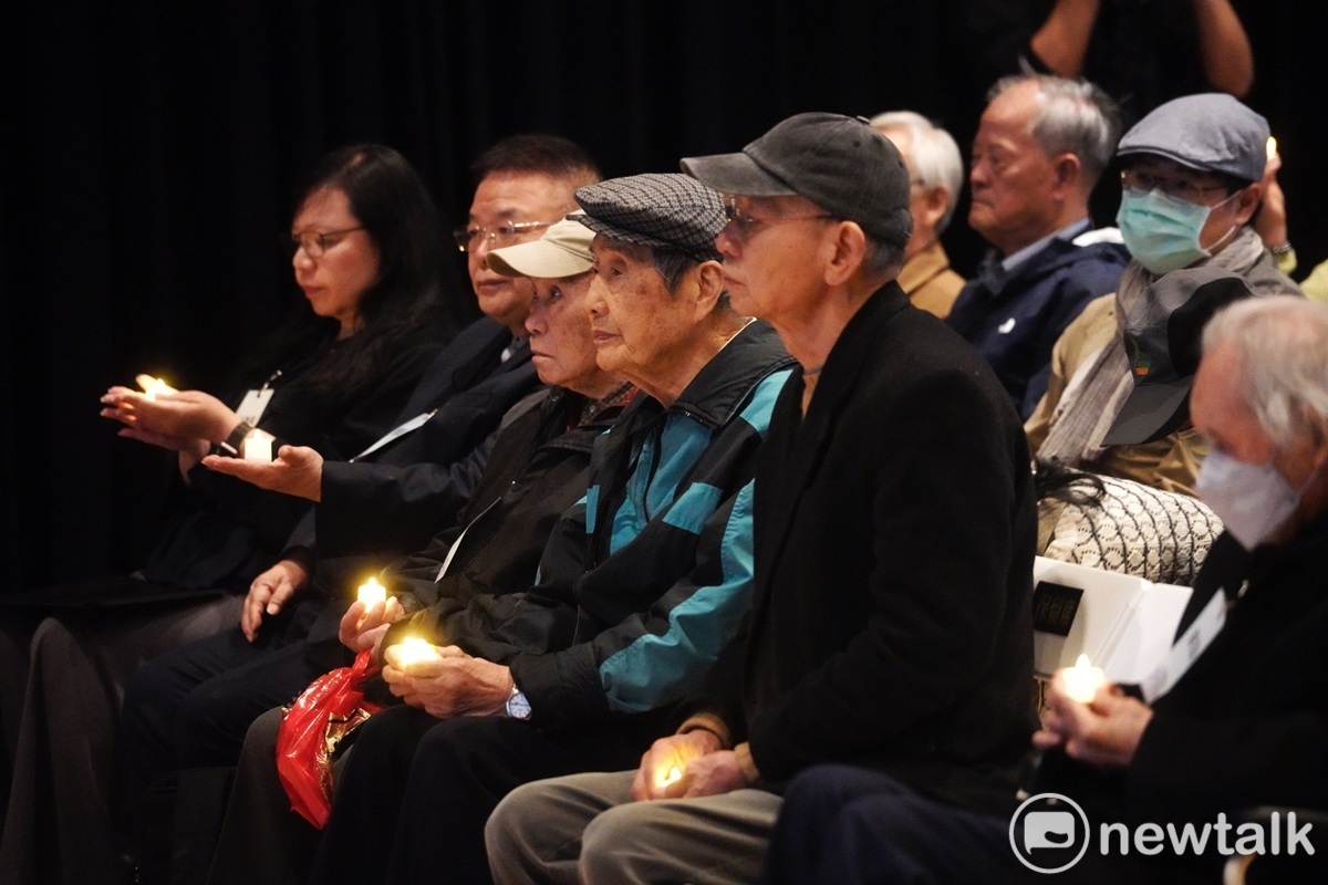 出席在國家人權博物館舉行的「519白色恐怖記憶日發起人大會」的與會人士在會中點燈，為白色恐佈受難者默哀。 圖：張良一/攝