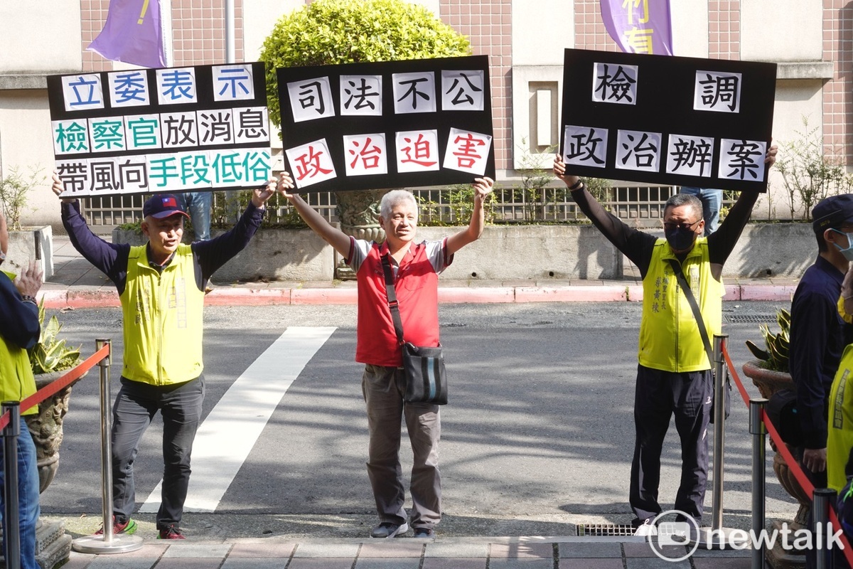 新竹市長高虹安到北院出庭，一些新竹市的里長到場聲援高。 圖：張良一/攝