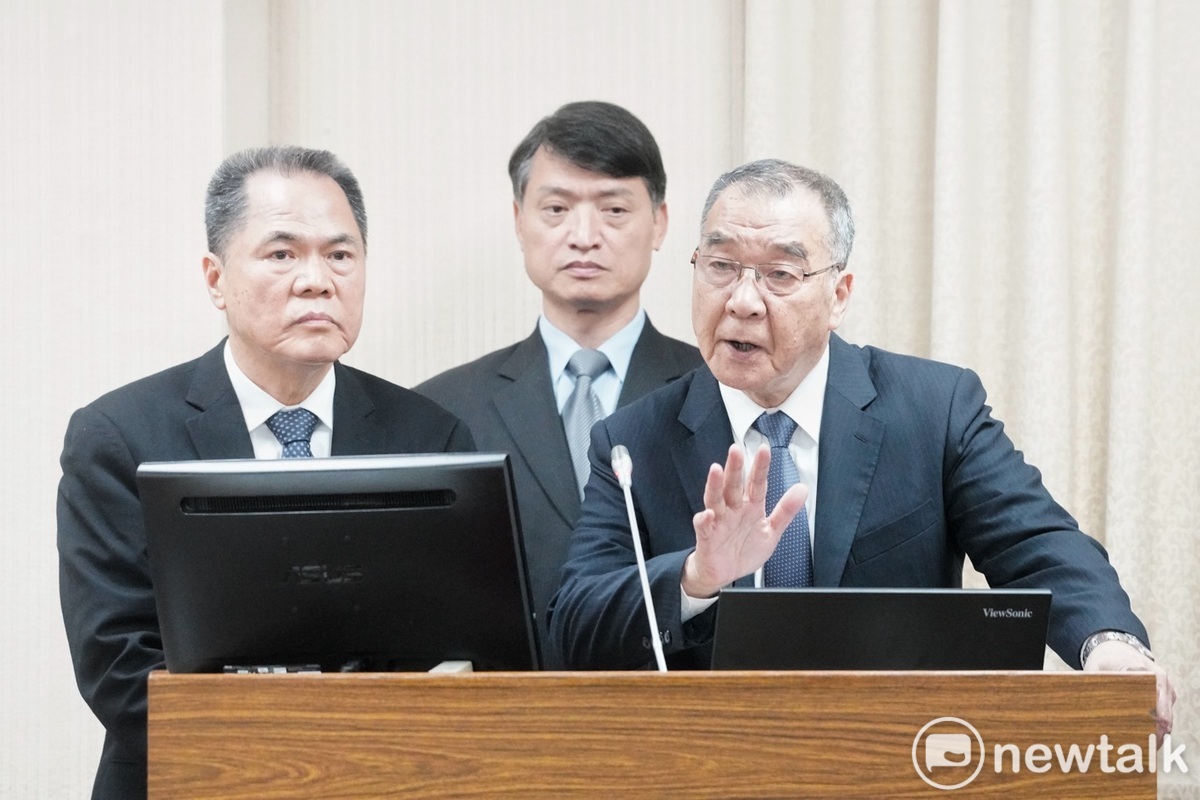 國防部長邱國正、海委會副主委兼海巡署長周美伍（左）在立院外交及國防委員會備詢。 圖：張良一/攝