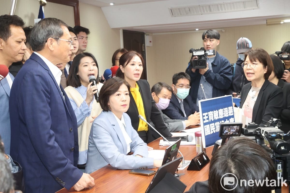 民進黨立委黃秀芳和國民黨立委李彥秀為了王育敏是否可以主持社福及衛環委員會而爆發口角與肢體衝突。 圖：張良一/攝