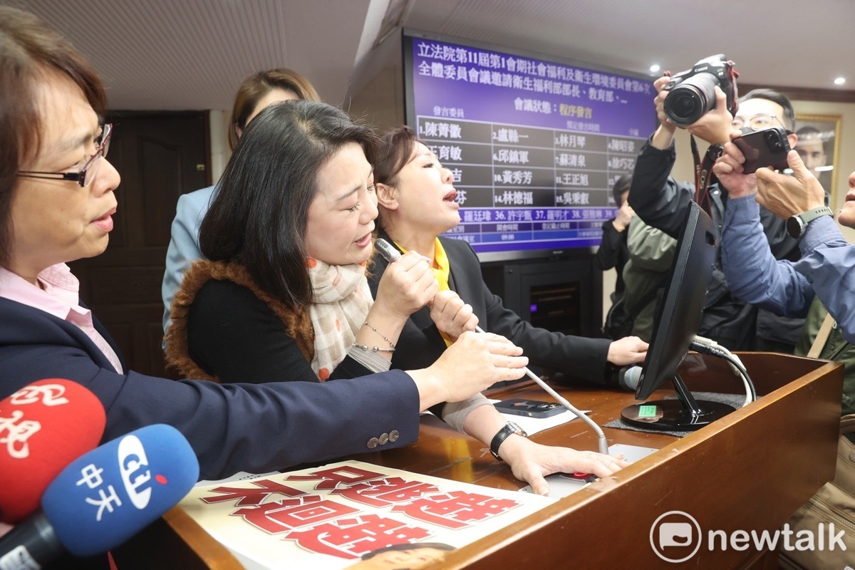 民進黨立委吳思瑤和國民黨立委李彥秀為了王育敏是否可以主持社福及衛環委員會而爆發口角與肢體衝突。 圖：張良一/攝（資料照）
