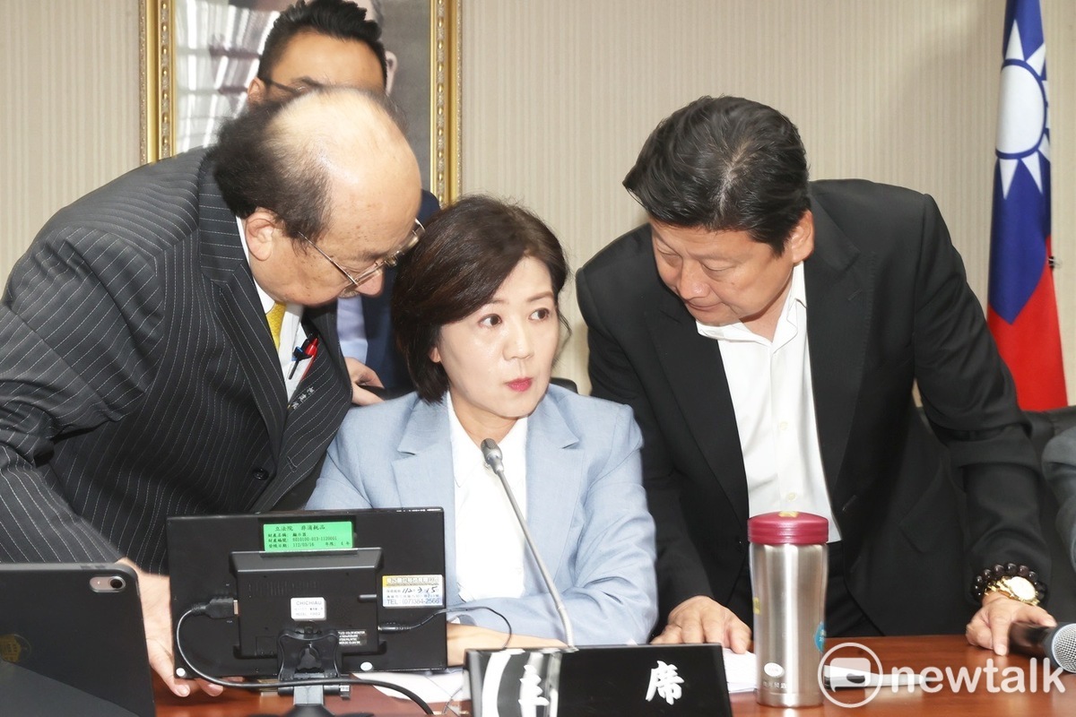 朝野黨團黨鞭柯建銘和傅崐萁和社福及衛環委員會召委王育敏協商，後經委員表決，王育敏順利舉行會議。 圖：張良一/攝（資料照）
