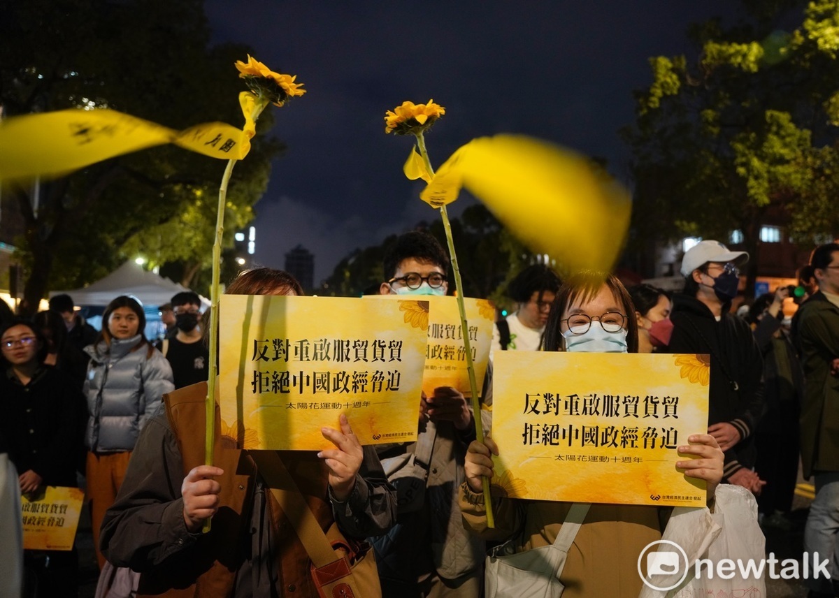 台灣經濟民主連合等團體在立法院群賢樓外舉行太陽花運動十週年晚會。 圖：張良一/攝