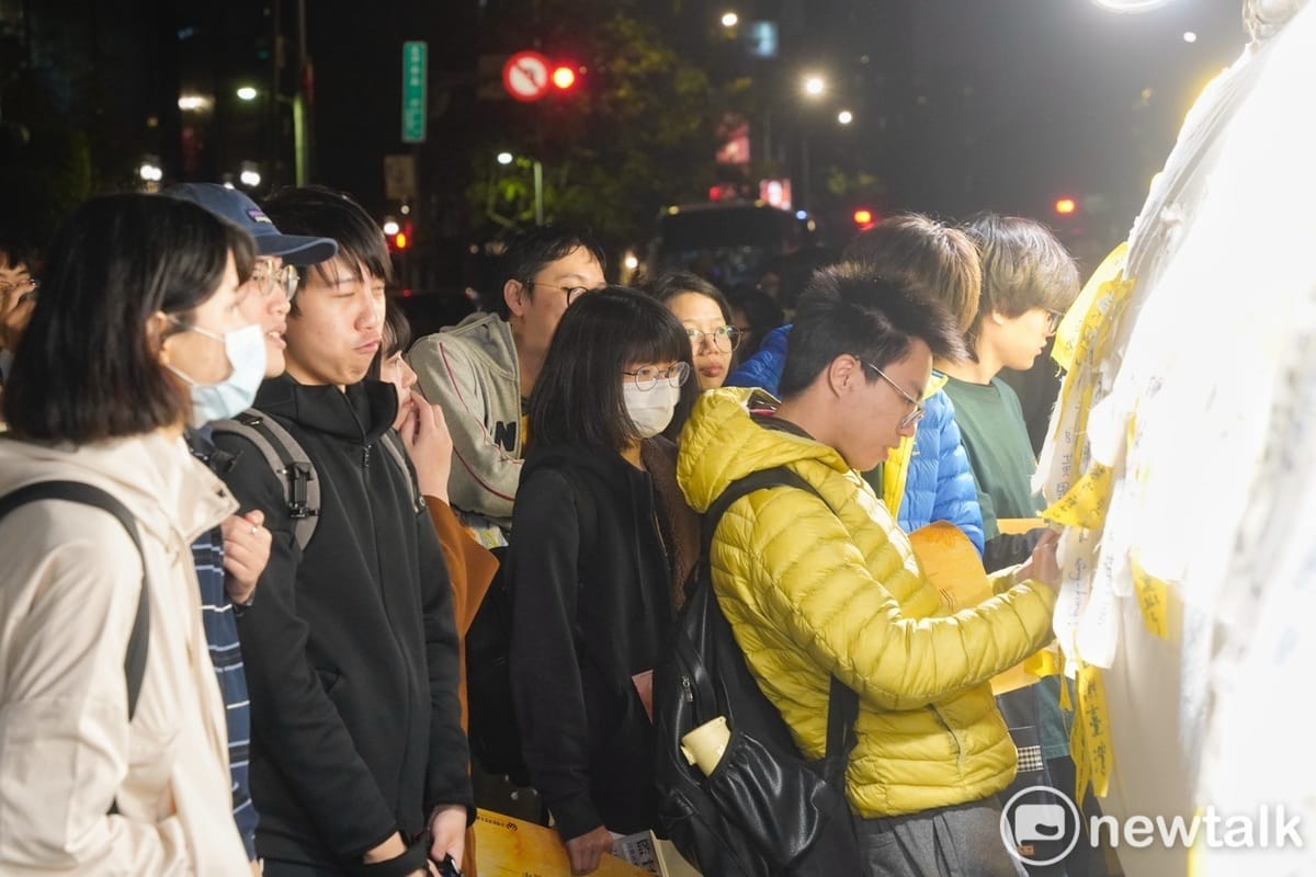 台灣經濟民主連合等團體在立法院群賢樓外舉行太陽花運動十週年晚會。 圖：張良一/攝