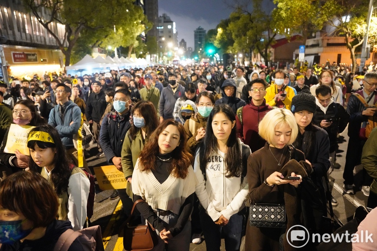 台灣經濟民主連合等團體在立法院群賢樓外舉行太陽花運動十週年晚會。 圖：張良一/攝