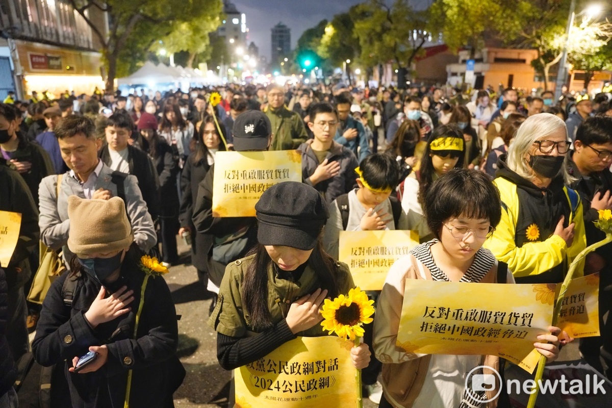 台灣經濟民主連合等團體在立法院群賢樓外舉行太陽花運動十週年晚會。圖為林飛帆在會中致詞。圖為與會群眾為這十年已遠行的朋友默哀。 圖：張良一/攝