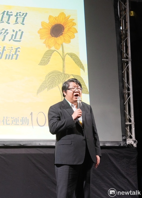 台灣經濟民主連合等團體在立法院群賢樓外舉行太陽花運動十週年晚會。圖為賴中強在會中致詞。 圖：張良一/攝