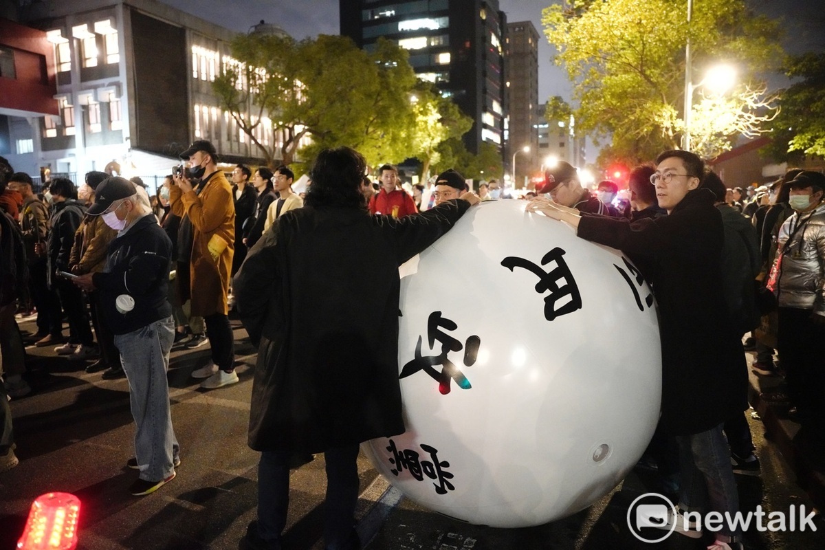 台灣經濟民主連合等團體在立法院群賢樓外舉行太陽花運動十週年晚會。 圖：張良一/攝
