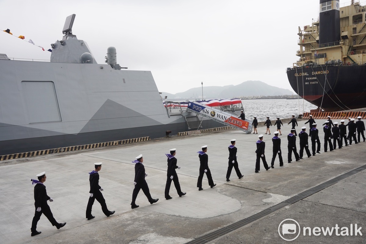 總統蔡英文出席「海軍高效能艦艇安江及萬江軍艦交艦典禮」。圖為萬江艦官兵準備登艦。 圖：張良一/攝