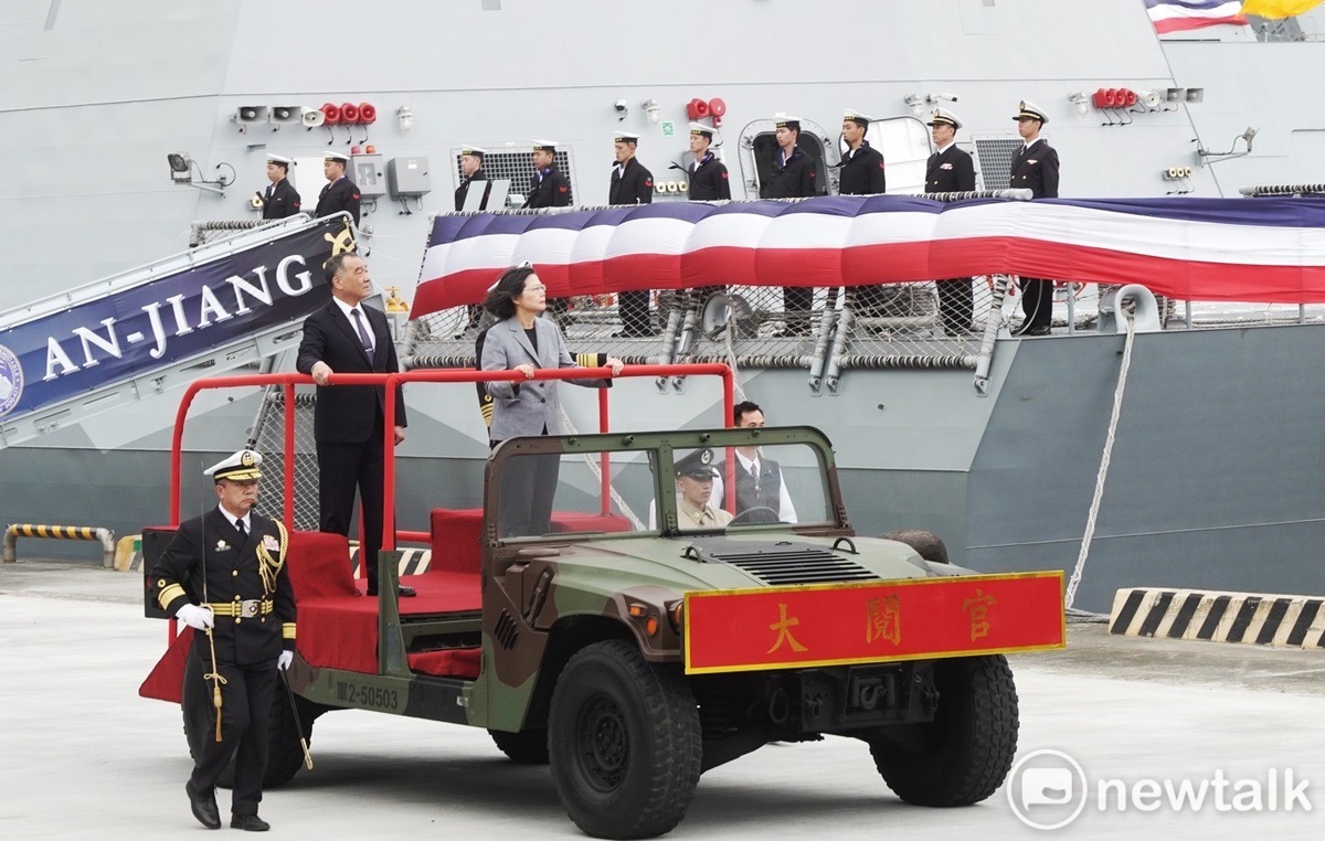 總統蔡英文主持「海軍高效能艦艇安江及萬江軍艦交艦典禮」，並校閱艦艇官兵。 圖：張良一攝