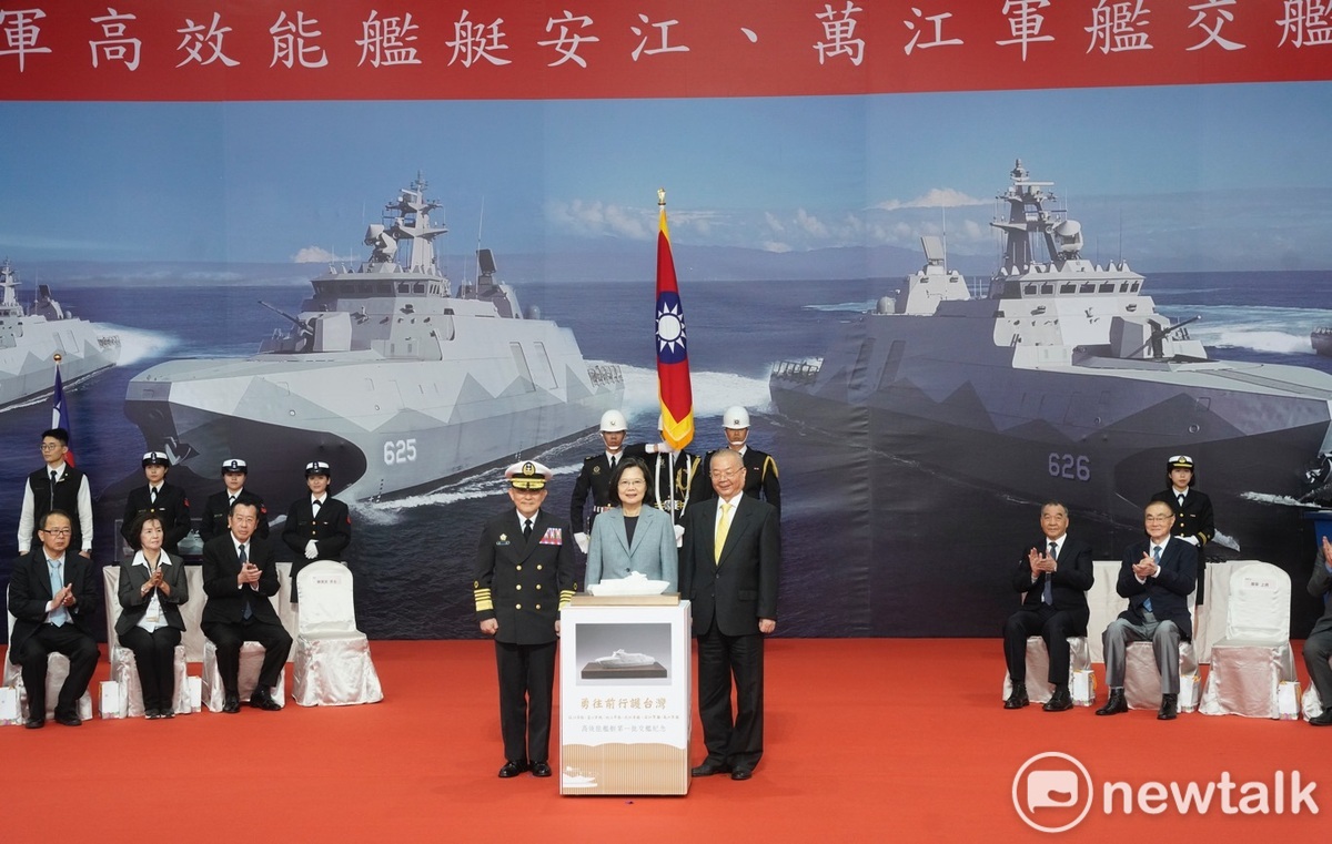 總統蔡英文出席「海軍高效能艦艇安江及萬江軍艦交艦典禮」，並校閱艦艇官兵。 圖：張良一/攝