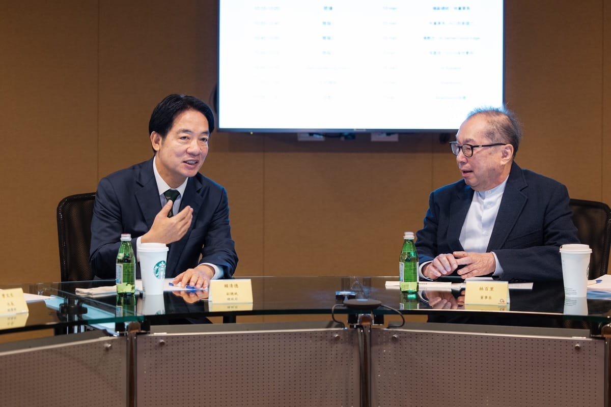 總統賴清德拜訪廣達總部，與董事長林百里(右)會談。(資料照片) 圖：總統府/提供