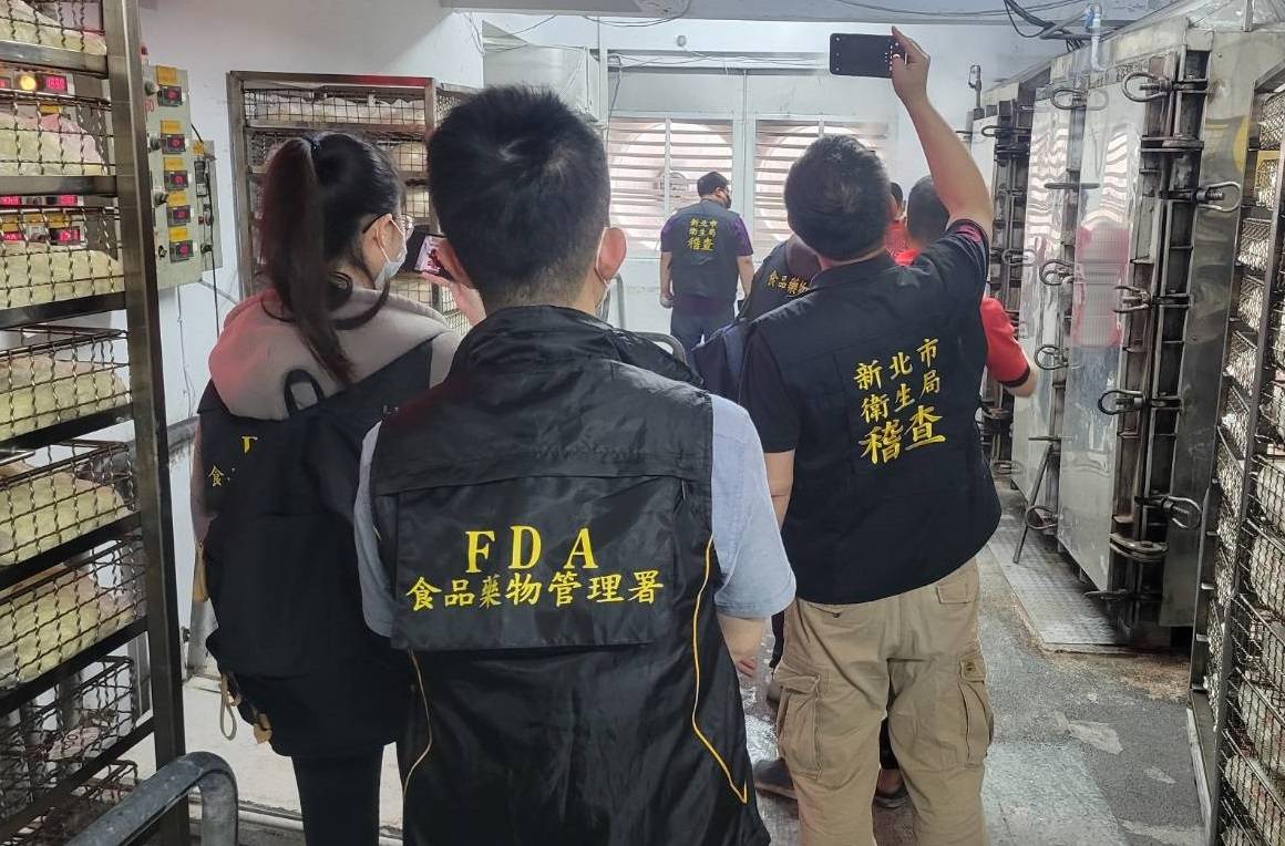 花蓮外海發生的7.2級地震對食藥署的電力供應造成短暫影響，但已確認不會影響檢驗工作的持續。(圖為檢驗示意) 圖：新北市衛生局/提供
