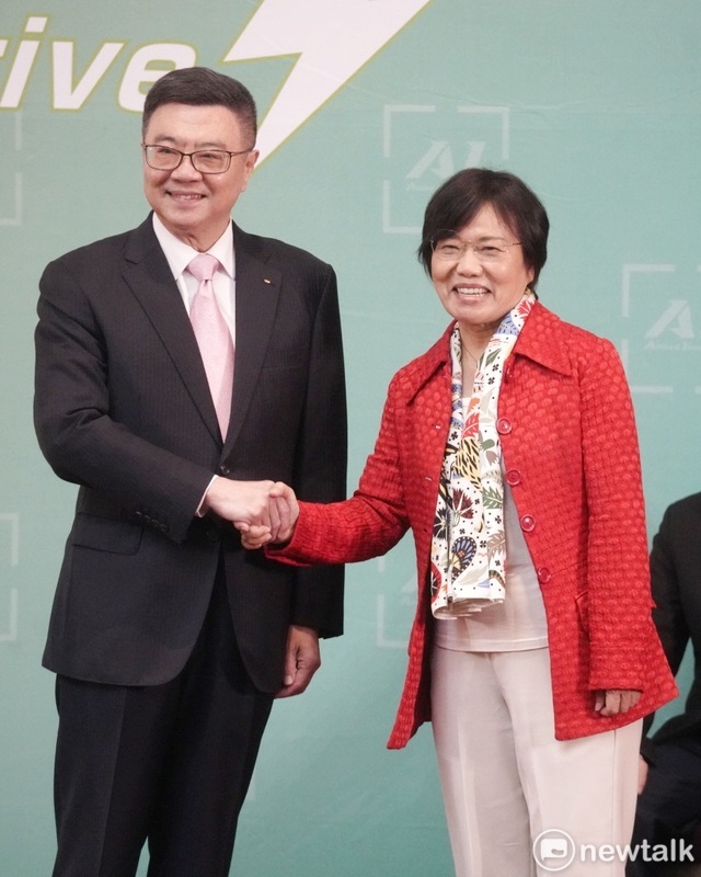 卓榮泰宣布劉世芳接任內政部長。 圖：張良一攝