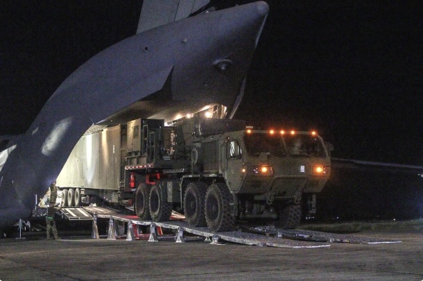 美軍運輸機 C-17 於將「堤豐」中程導彈系統送抵菲律賓。 圖：翻攝自 真知見