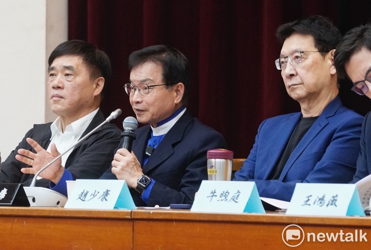 國民黨立委賴士葆等人與趙少康、郝龍斌等人共同召開「推動核子反應器設施延役條例草案」記者會。 圖：張良一/攝