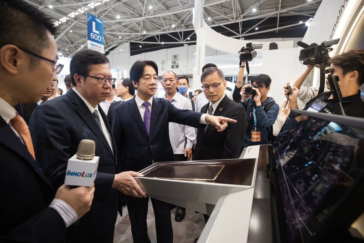 鄭文燦涉貪500萬交保，圖為賴清德出席2024 Touch Taiwan系列展開幕暨頒獎典禮，鄭文燦陪同。 圖：總統府提供