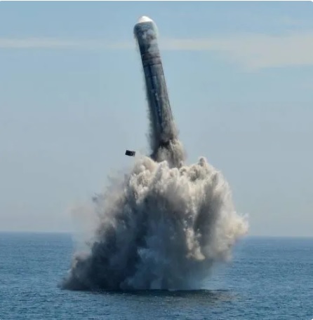 解放軍巨浪-2潛射導彈衝出水面。巨浪-2射程達9000公里，可攜1-3枚核彈頭。 圖：翻攝自 軍武次位面