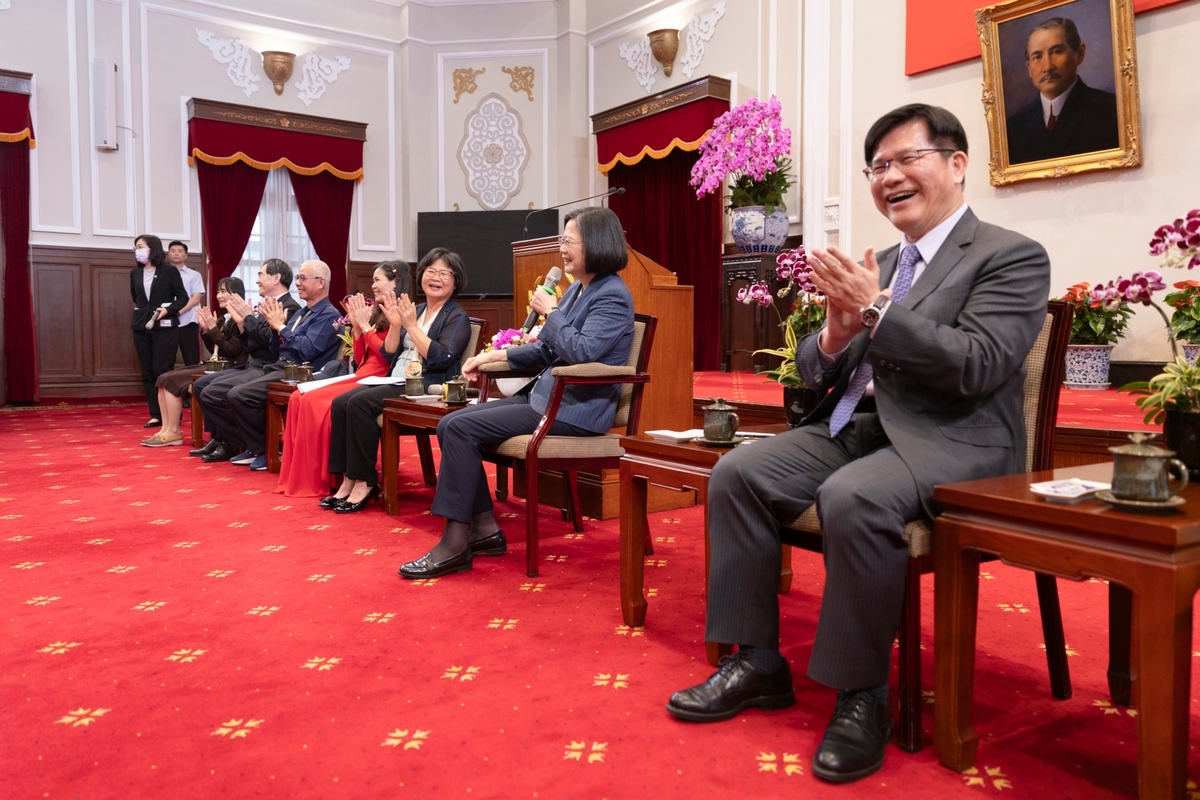 林佳龍陪同蔡英文接見2024年全國模範勞工、全國模範移工及其眷屬。 圖：總統府提供