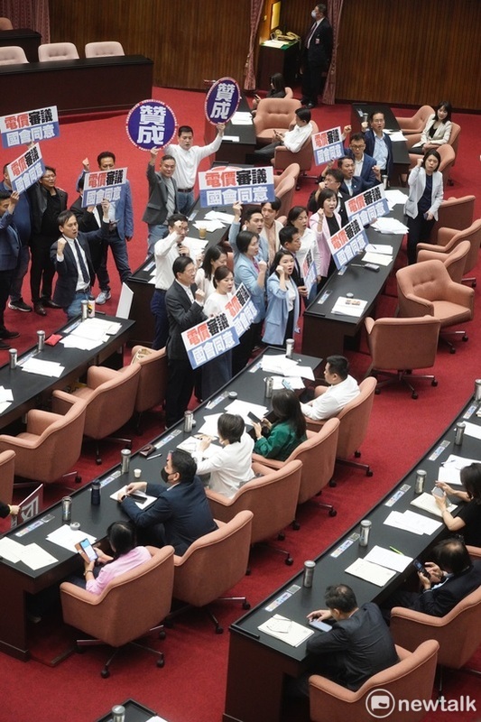 立法院院會今進行表決大戰，將電業法修正案逕付二讀。 圖：張良一/攝