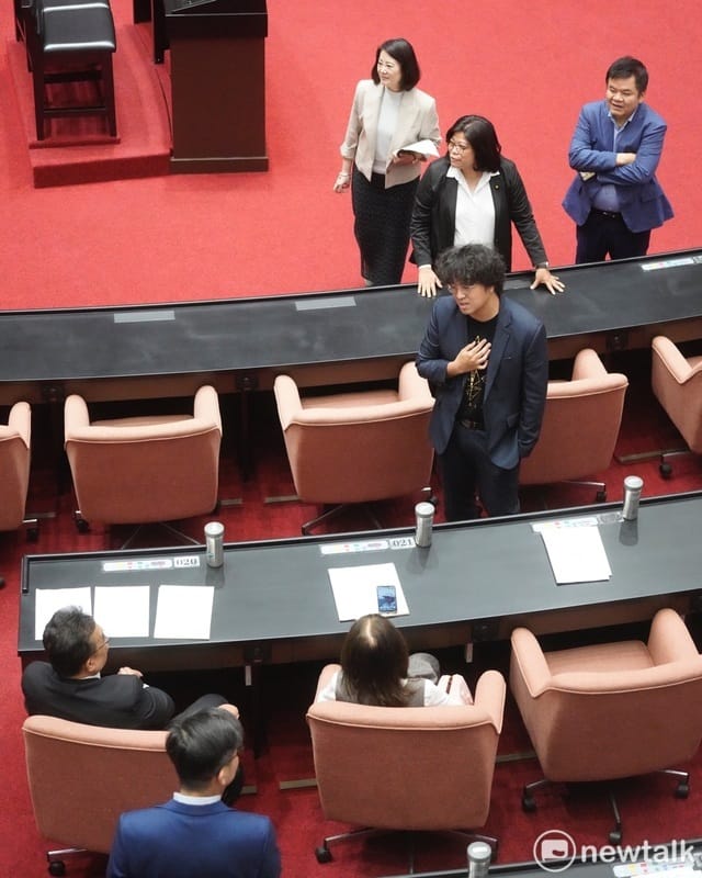 民進黨立委抗議民眾黨立委封殺台灣地區與大陸地區人民關係條例修正案。 圖：張良一/攝