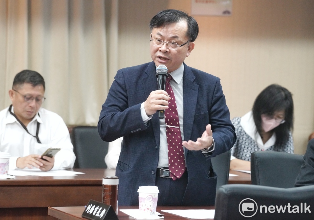 立院交通委員會上午就「鏡電視申設及後續爭議調閱專案小組」討論調閱進度，圖為國家通訊傳播委員會主委陳耀祥回應立委詢問。 圖：張良一 / 攝