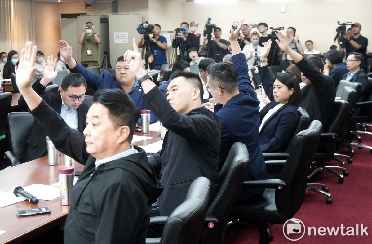 立院交通委員會上午就「鏡電視申設及後續爭議調閱專案小組」討論調閱進度進行討論，並表決通過要求國家通訊傳播委員會在3日內將鏡電視申設等相關資料送交調閱小組審閱。 圖：張良一 / 攝