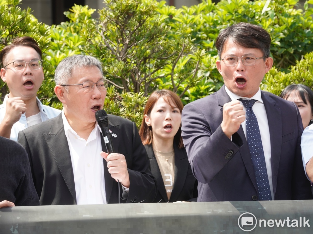 台灣民眾黨主席柯文哲(左)、民眾黨立院黨團總召黃國昌等人在監察院前舉辦「民眾黨第三波民主改革519草根行動啟動記者會」。 圖：張良一 / 攝 （資料照）