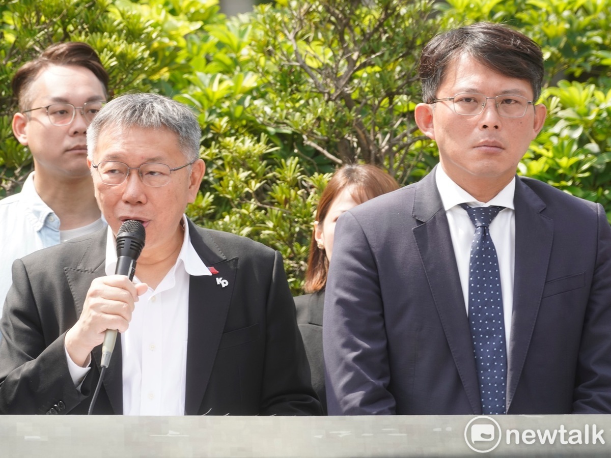 台灣民眾黨主席柯文哲、民眾黨立院黨團總召黃國昌等人在監察院前舉辦「民眾黨第三波民主改革519草根行動啟動記者會」。 圖：張良一 / 攝