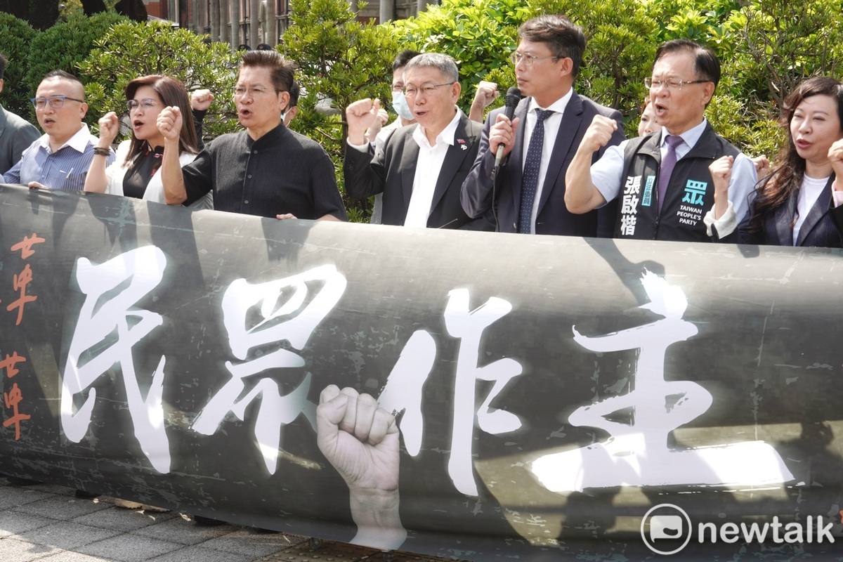 台灣民眾黨主席柯文哲、民眾黨立院黨團總召黃國昌號召519草根行動，邀民眾一起走上街頭。 圖：張良一 / 攝（資料照）