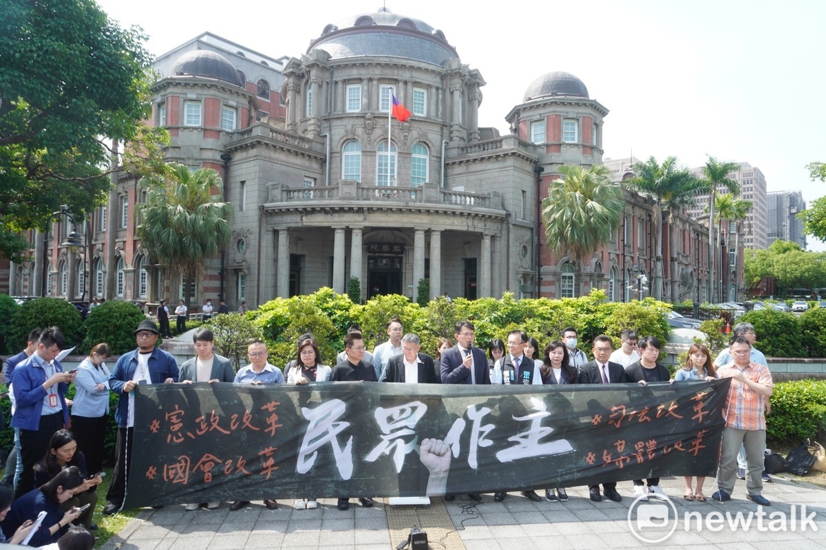 台灣民眾黨主席柯文哲、民眾黨立院黨團總召黃國昌等人在監察院前舉辦「民眾黨第三波民主改革519草根行動啟動記者會」。 圖：張良一 / 攝