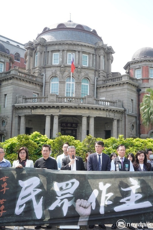 台灣民眾黨主席柯文哲、民眾黨立院黨團總召黃國昌等人在監察院前舉辦「民眾黨第三波民主改革519草根行動啟動記者會」。 圖：張良一 / 攝
