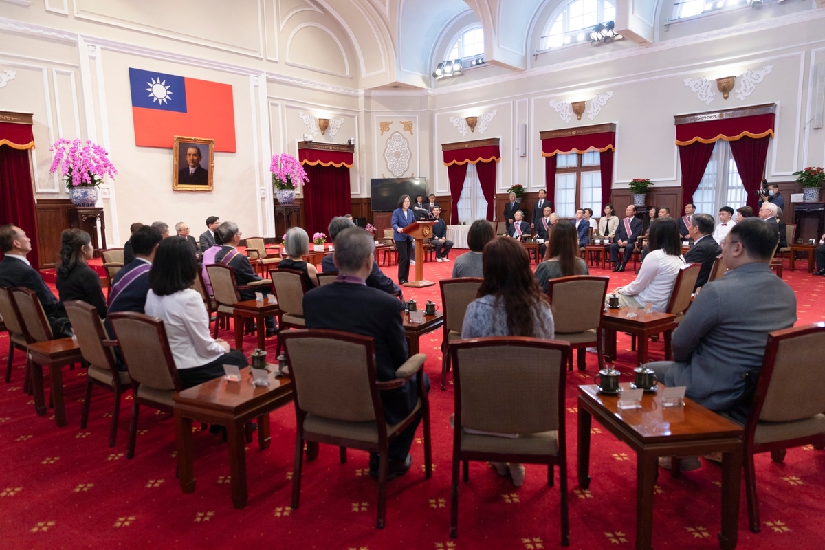 蔡英文頒授16名執政團隊成員勳章。 圖：總統府提供