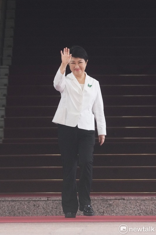 台中市長盧秀燕今（16）天出席行政院會後，揮手向媒體致意。 圖：張良一/攝