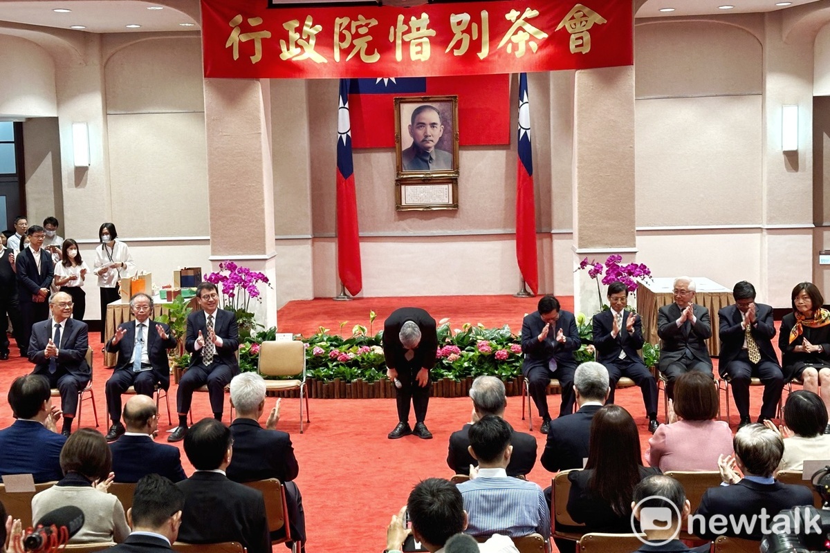 即將卸任的行政院長陳建仁在行政院惜別茶會上，向行政院同仁鞠躬致意。 圖：張良一/攝