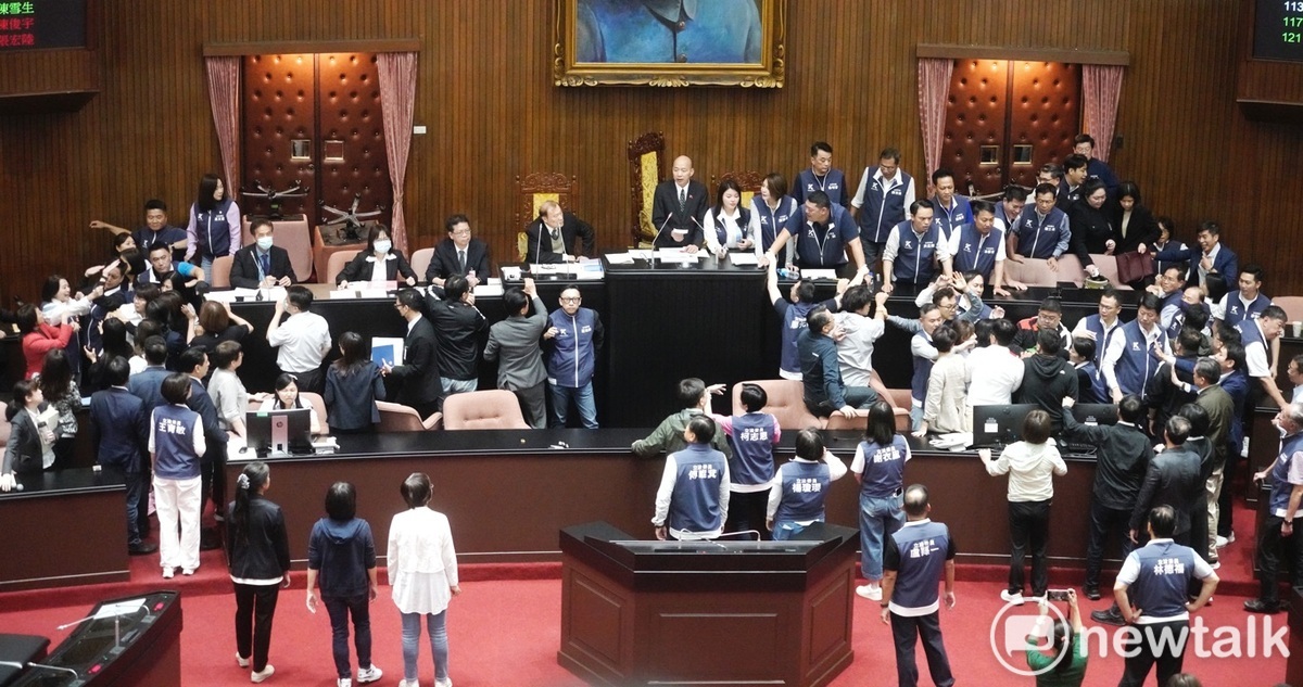 立法院院會今上演藍白綠表決大戰，並爆發肢體推擠衝突。 圖：張良一/攝