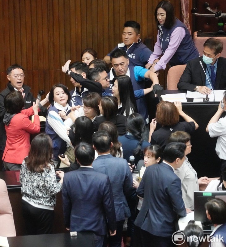 立法院院會今上演藍白綠表決大戰，並爆發肢體推擠衝突。 圖：張良一/攝