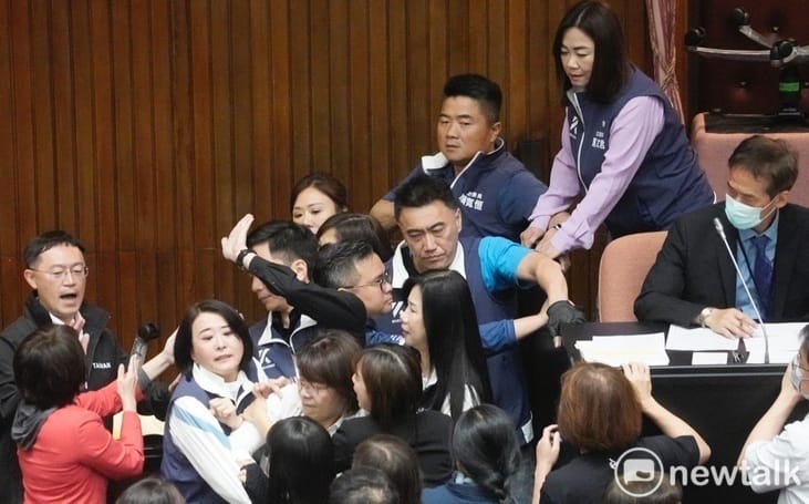 立院大亂鬥》抓傷、勒脖樣樣來 綠委批國民黨蓄意殺人
